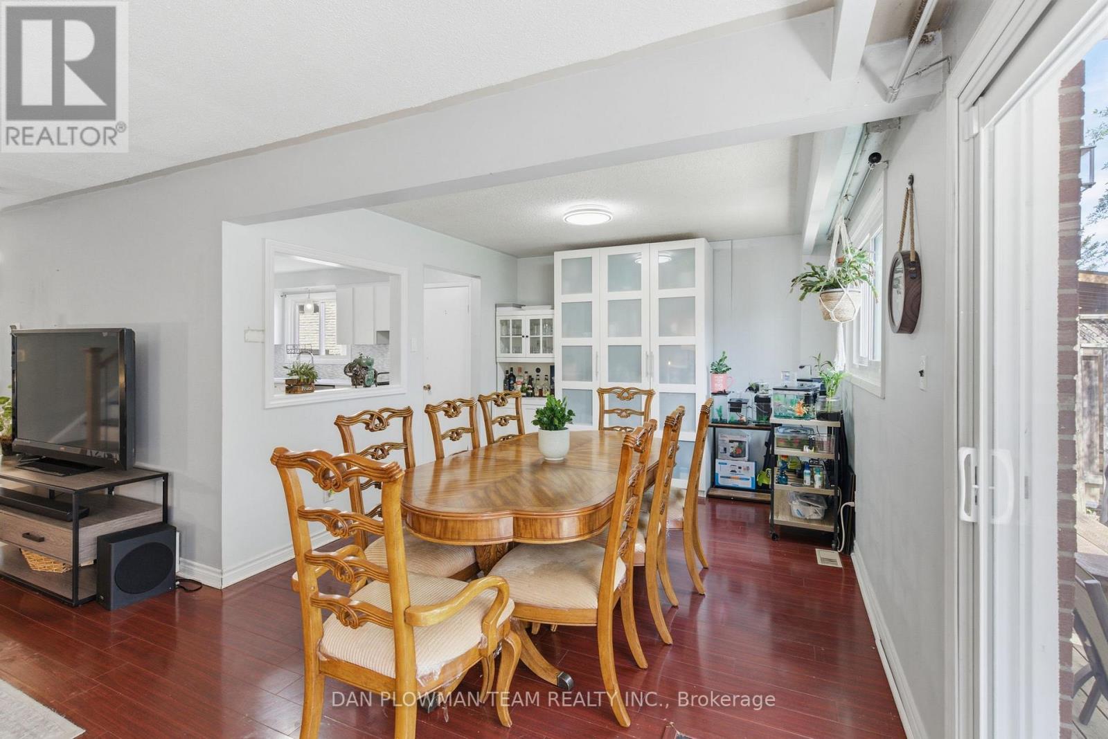653 BERWICK CRESCENT - 11