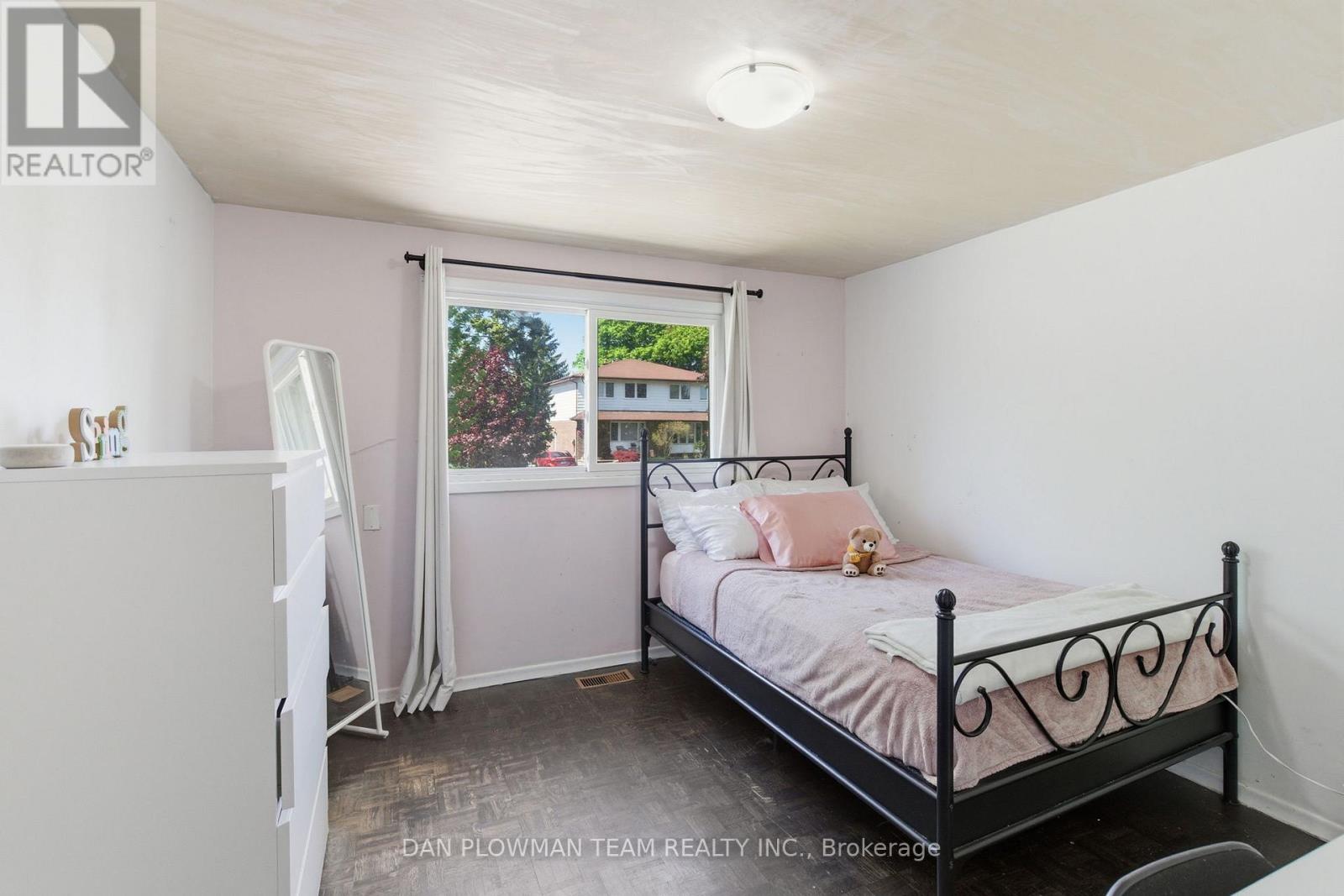 653 BERWICK CRESCENT - 15