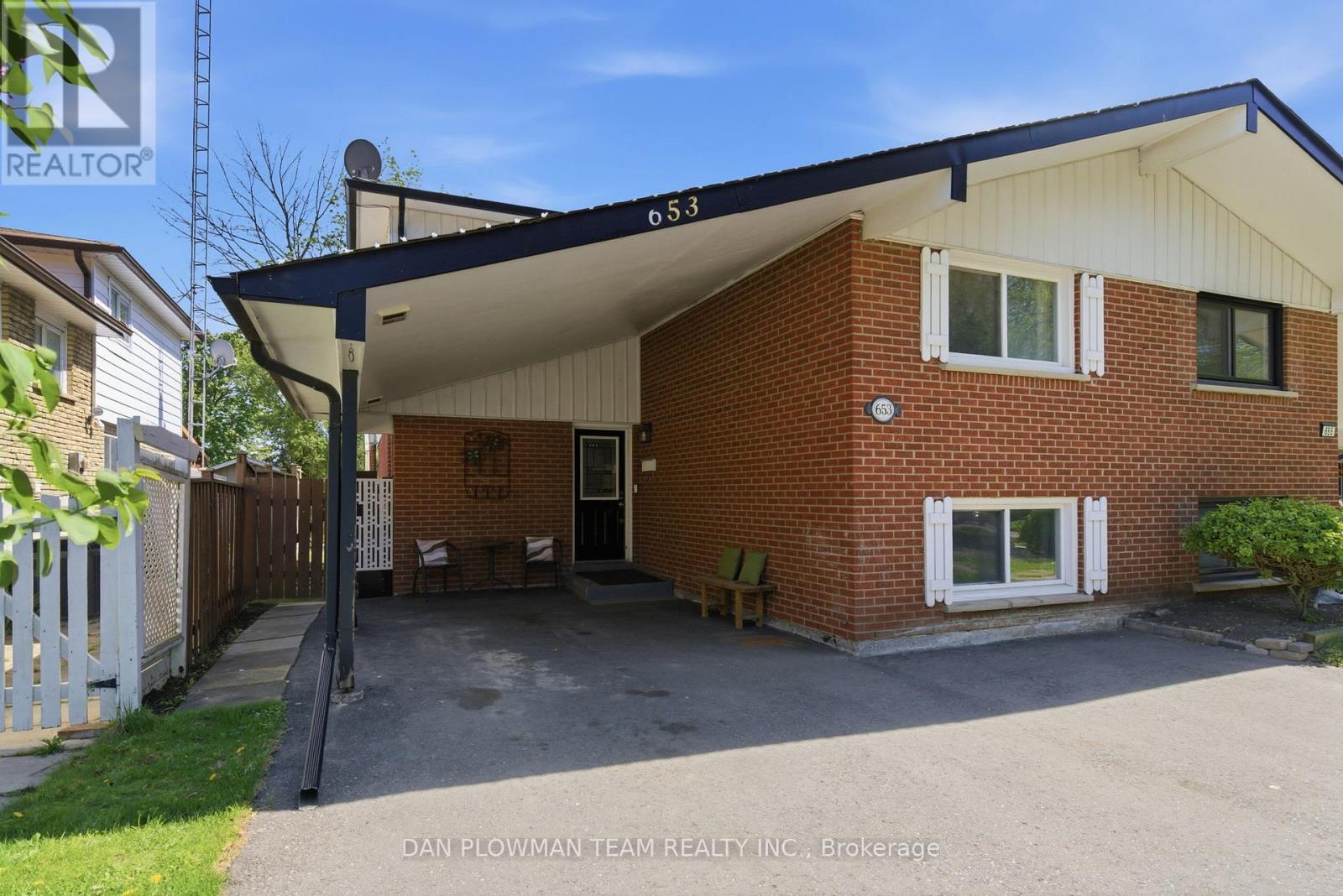 653 BERWICK CRESCENT - 2