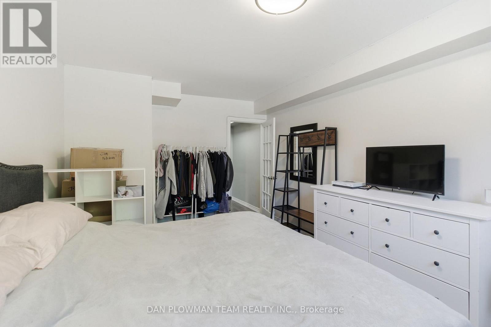 653 BERWICK CRESCENT - 27