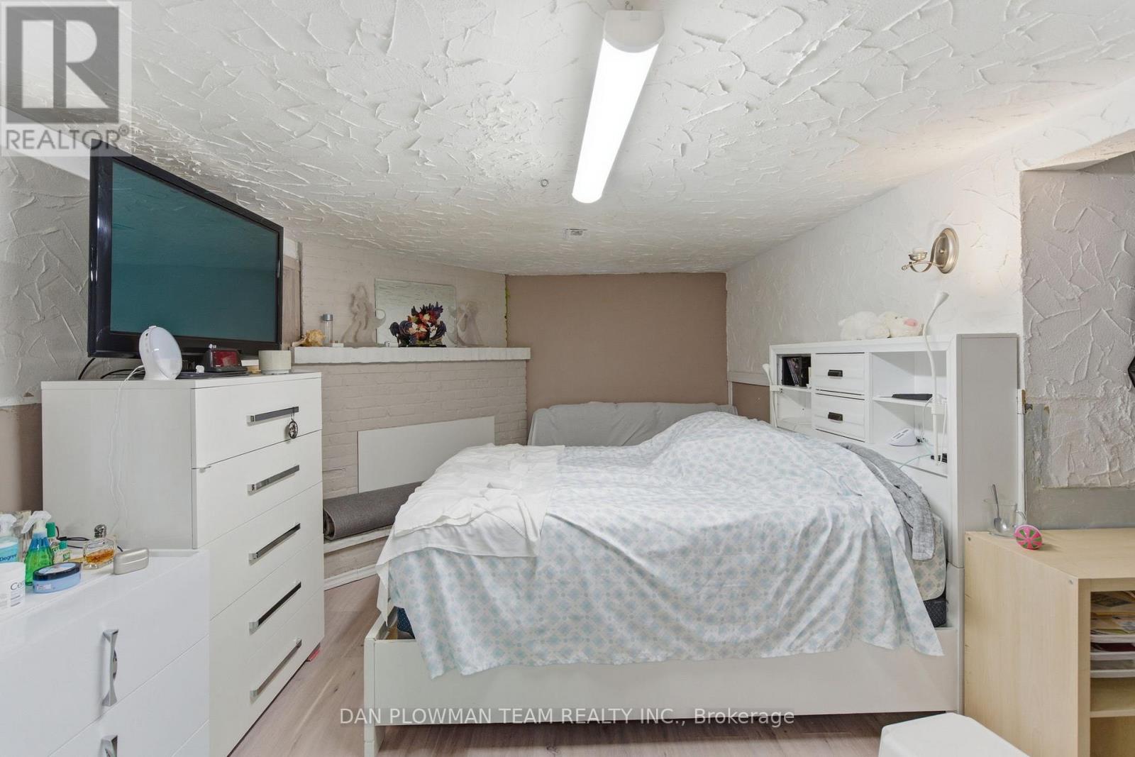 653 BERWICK CRESCENT - 29