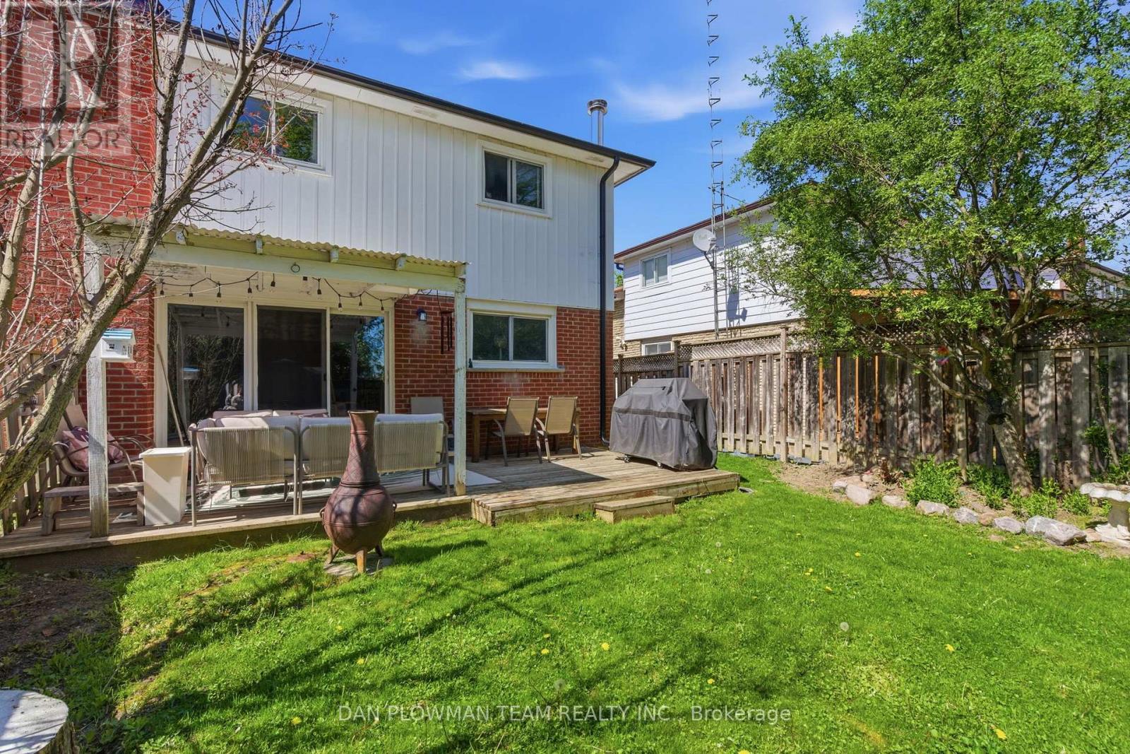 653 BERWICK CRESCENT - 32