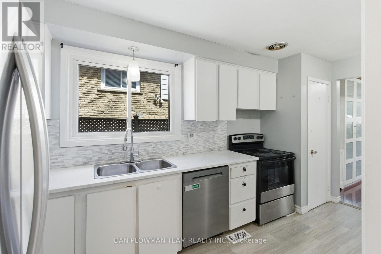 653 BERWICK CRESCENT - 6