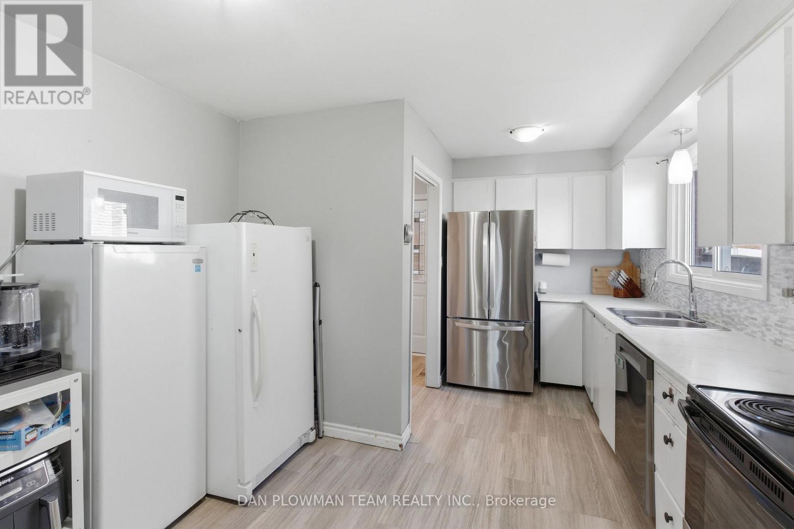 653 BERWICK CRESCENT - 8