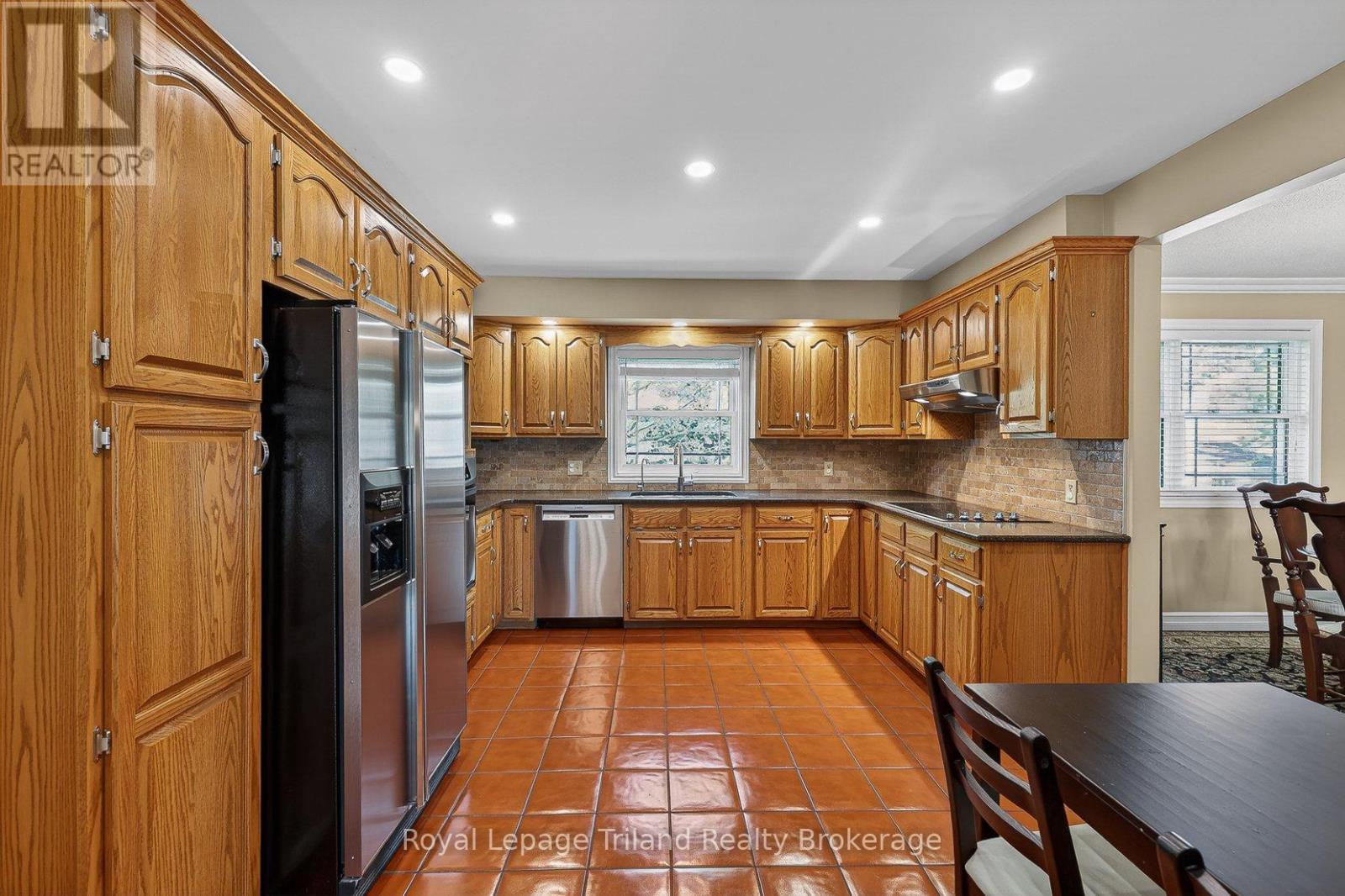 157 STANLEY STREET N - 14