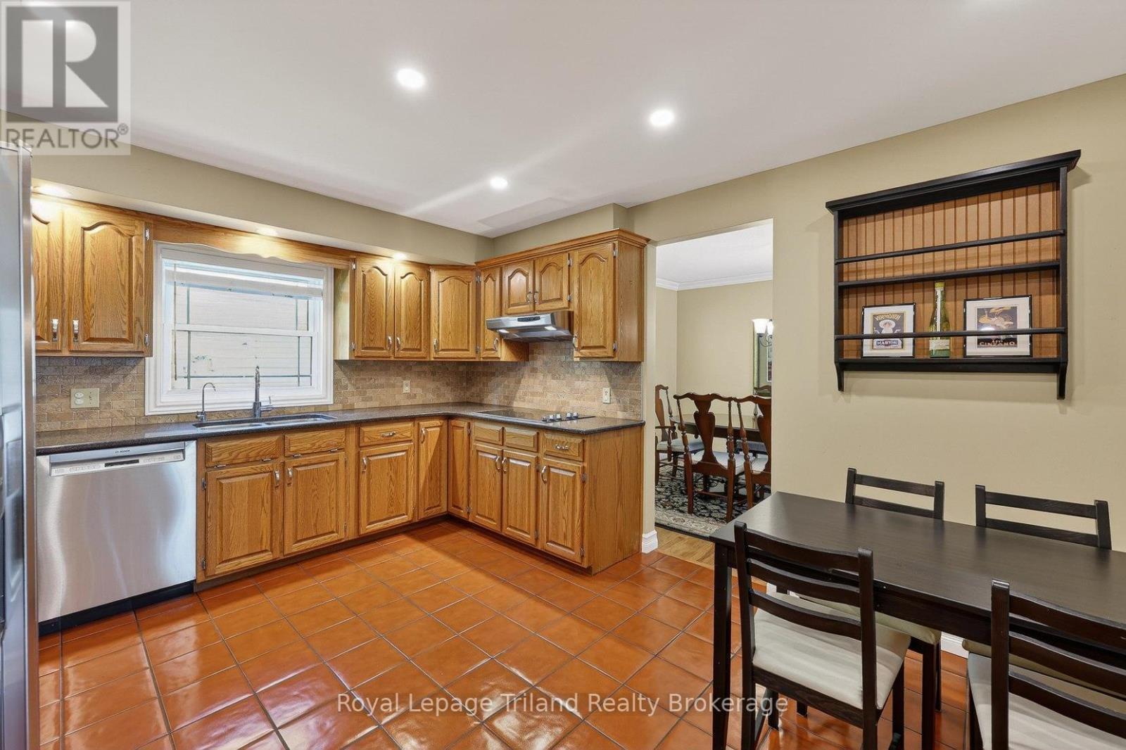 157 STANLEY STREET N - 15