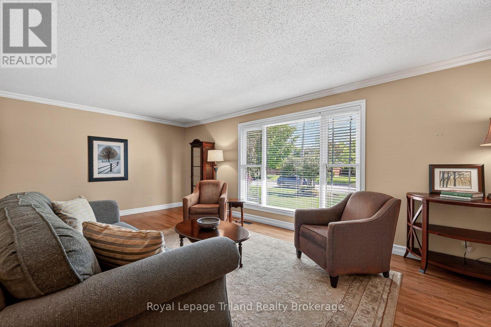 157 STANLEY STREET N - 9