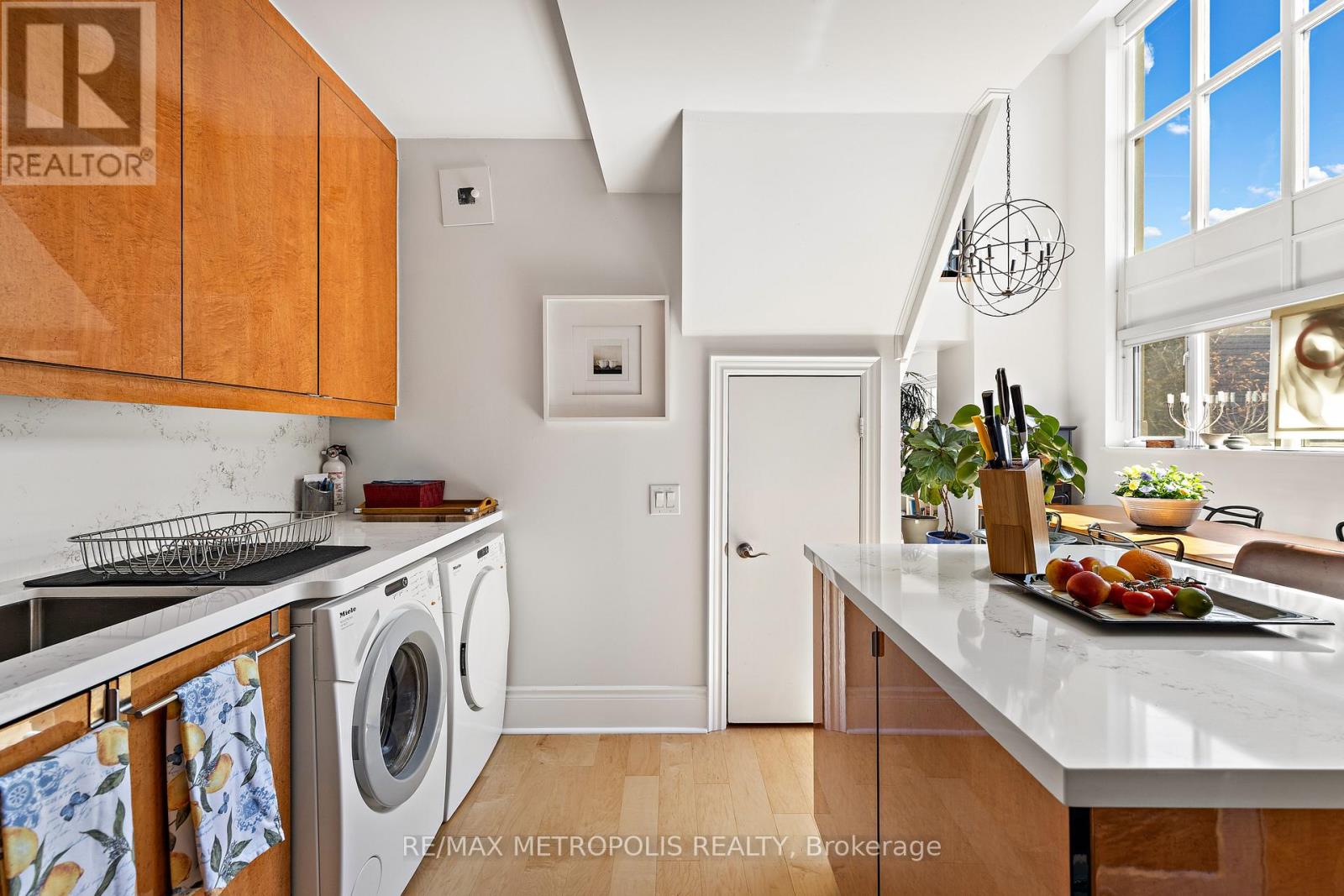 #438 437 RONCESVALLES AVENUE - 23