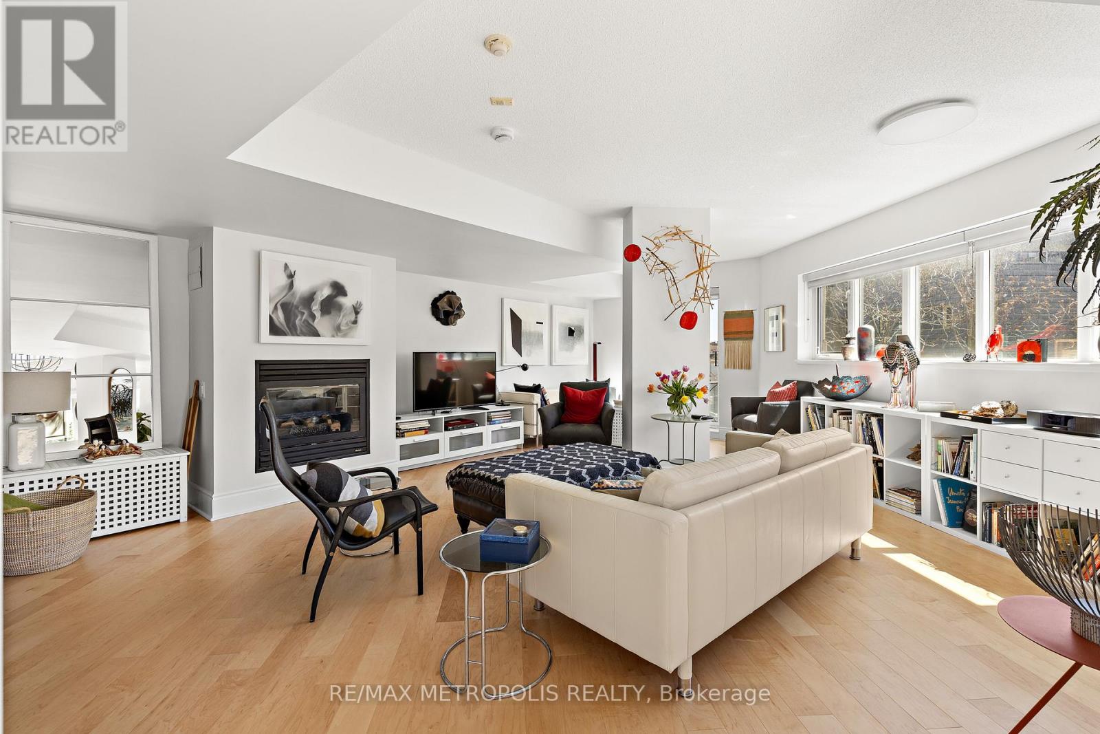 #438 437 RONCESVALLES AVENUE - 26