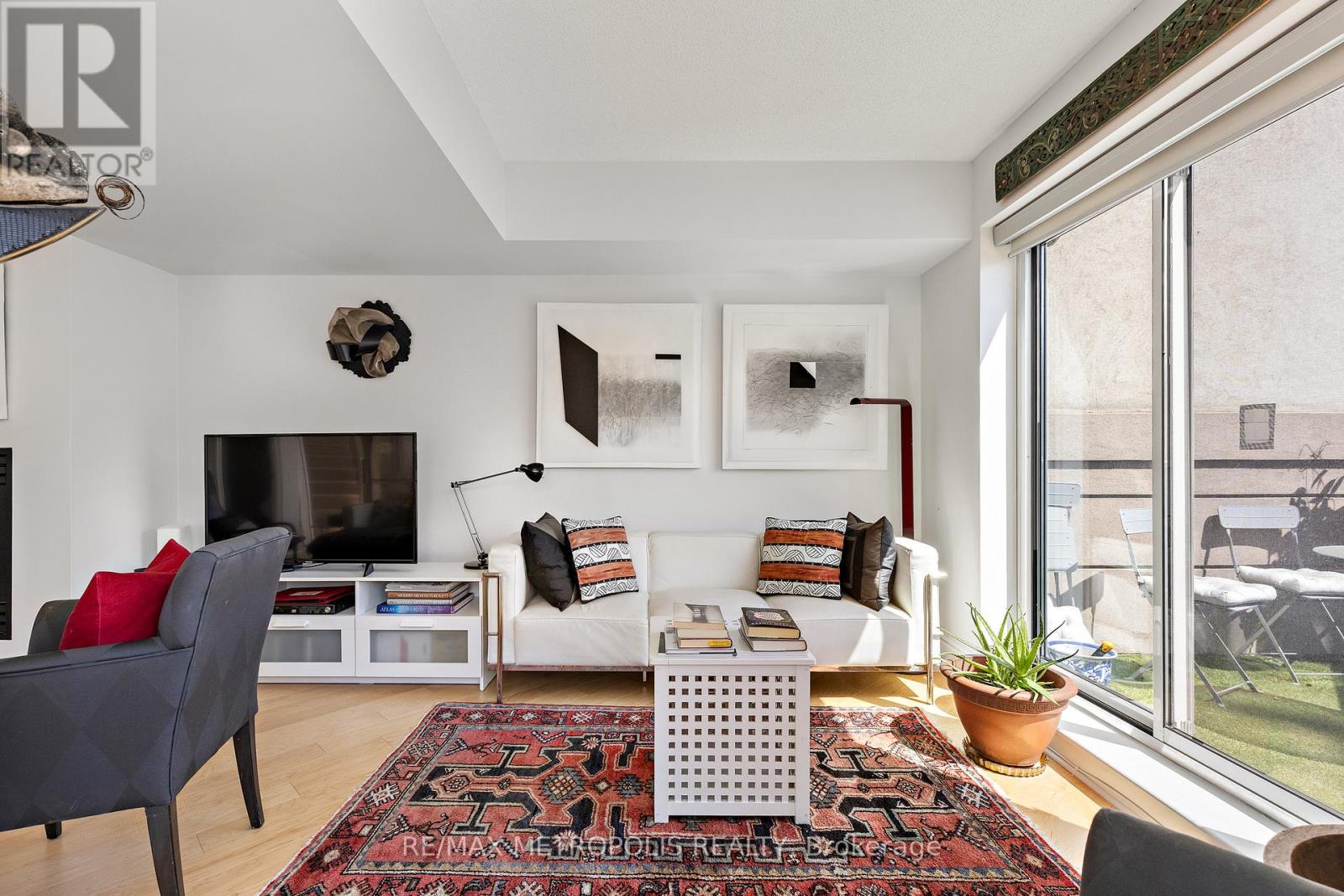 #438 437 RONCESVALLES AVENUE - 28