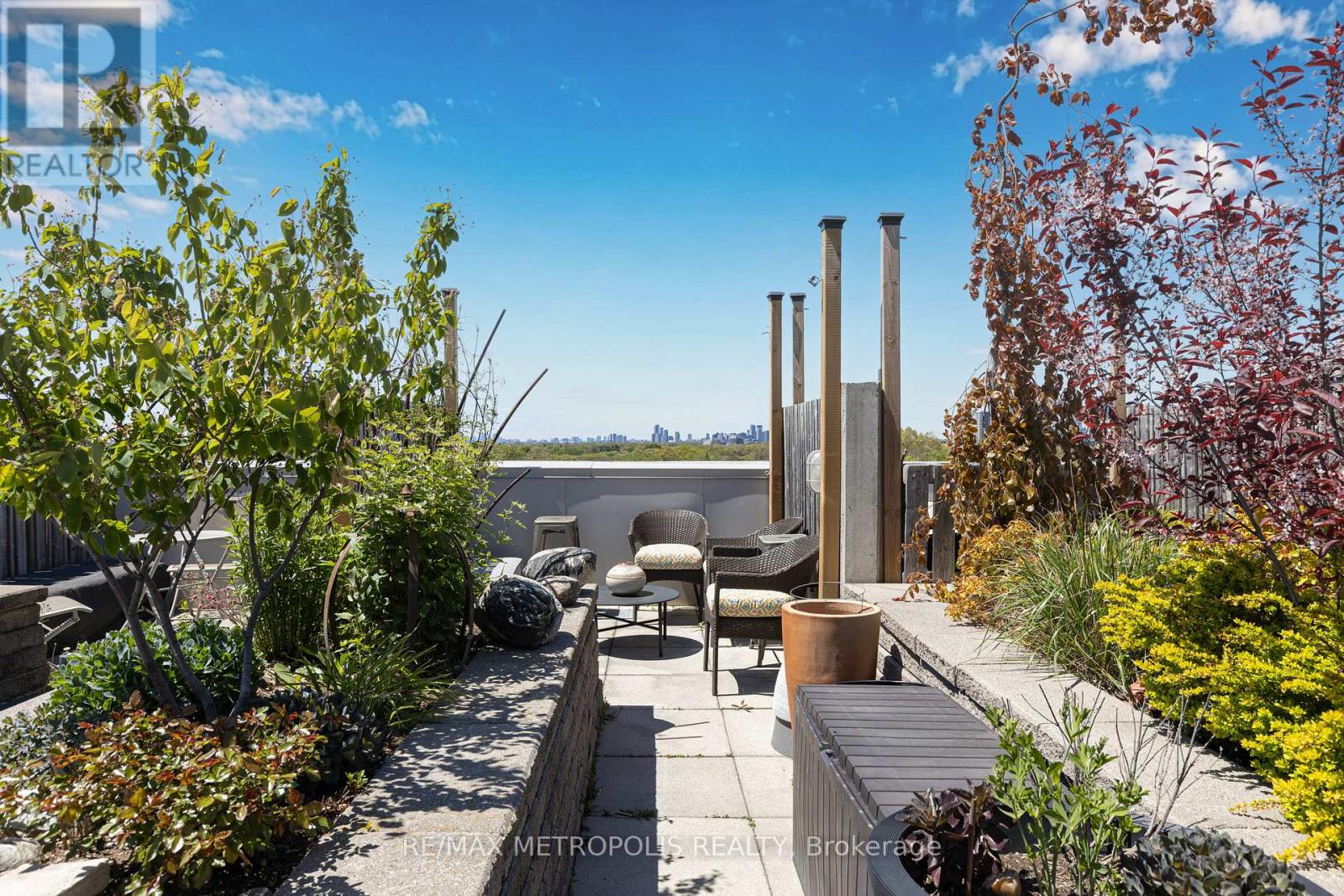 #438 437 RONCESVALLES AVENUE - 39