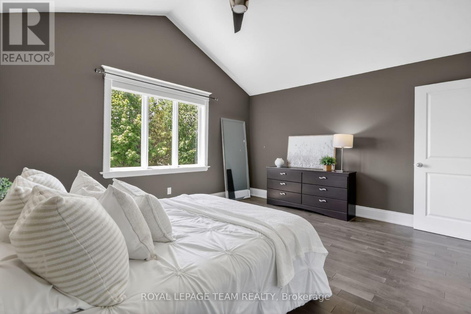 568 PENNYCROSS LANE - 32