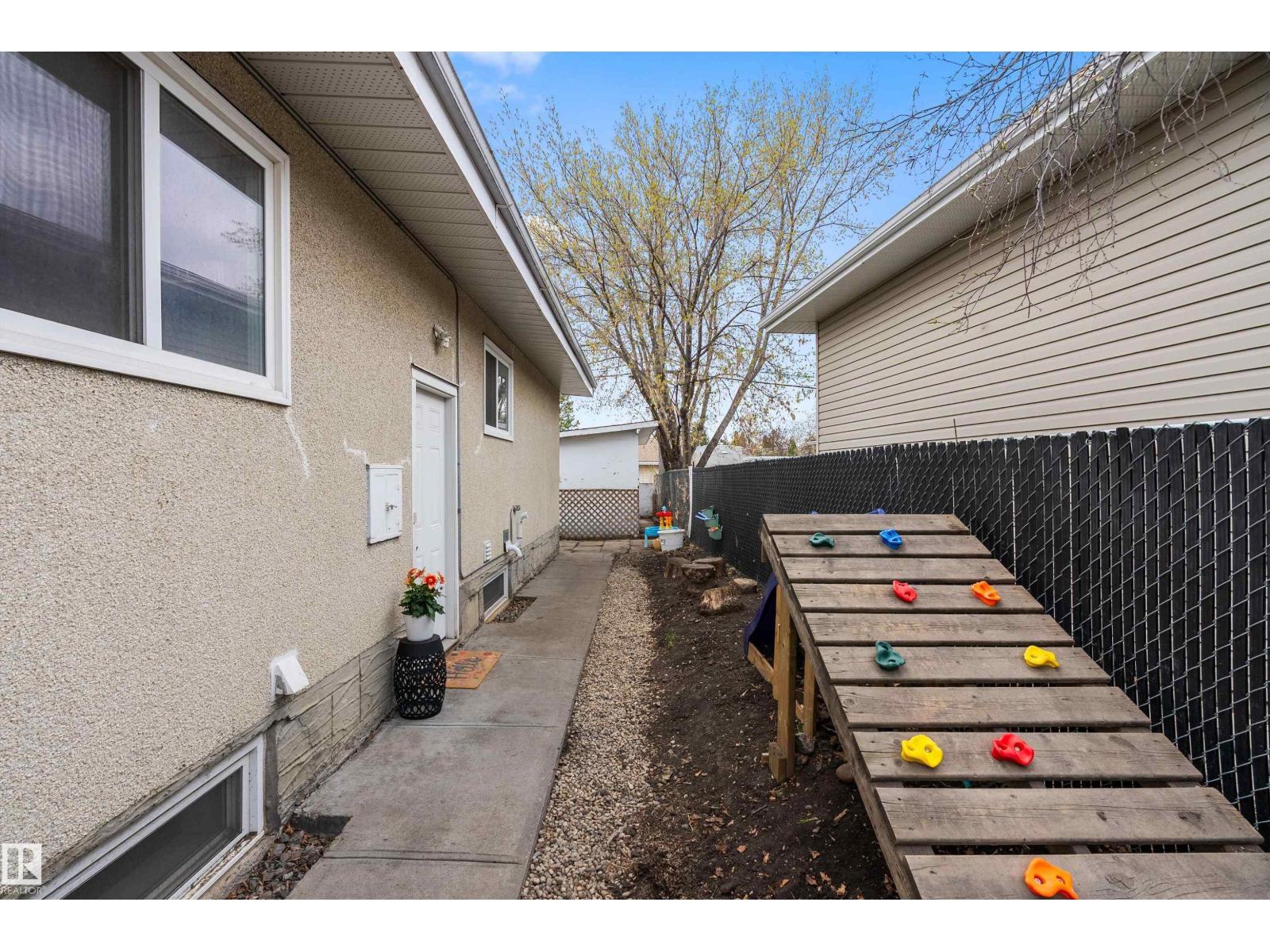 6509 90 AV NW - 26