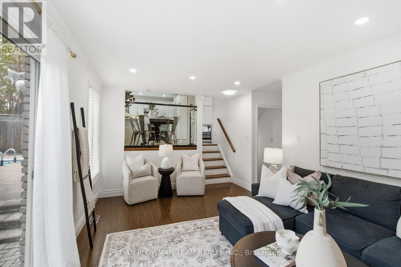 986 CENTRAL PARK BOULEVARD N - 10