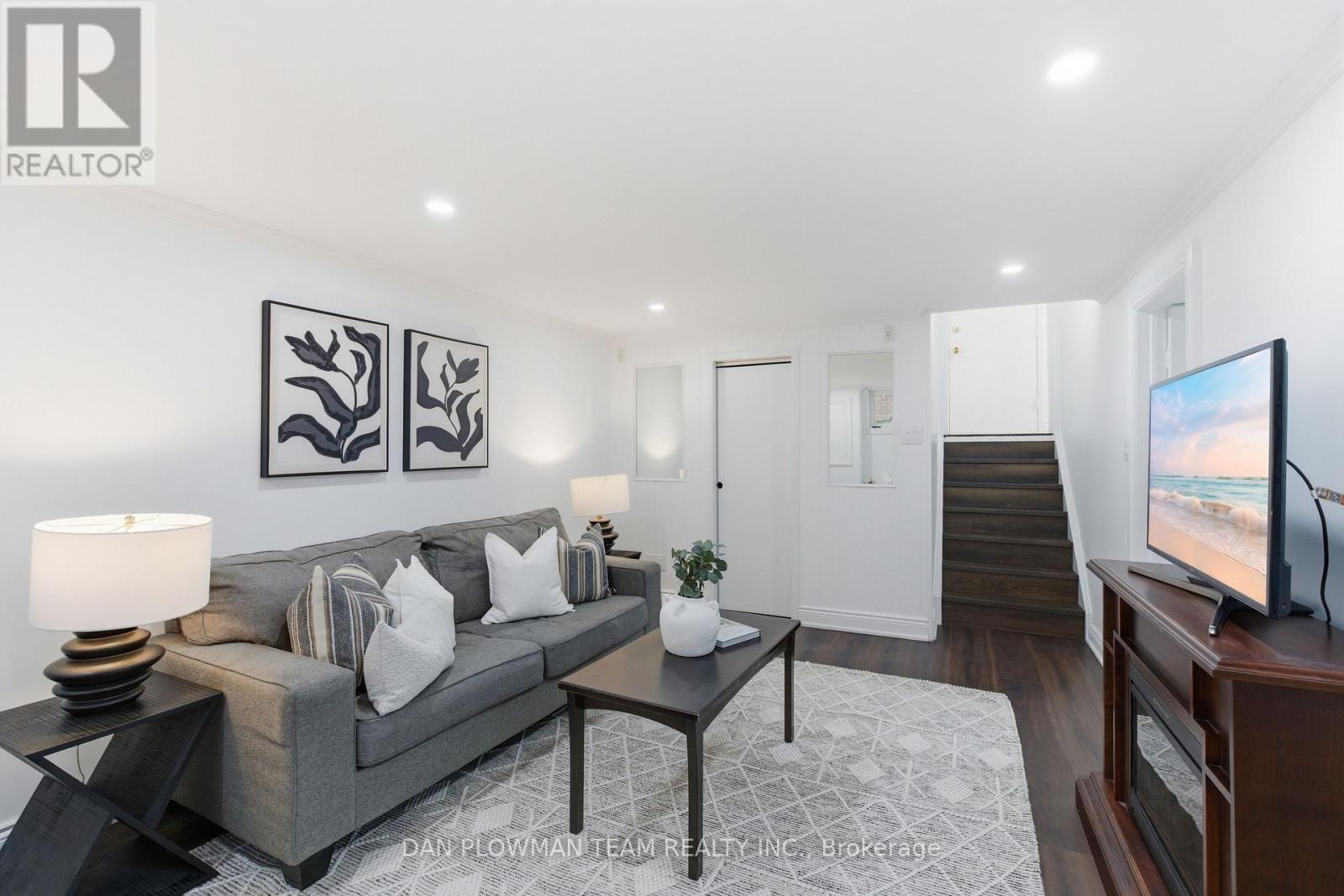 986 CENTRAL PARK BOULEVARD N - 34