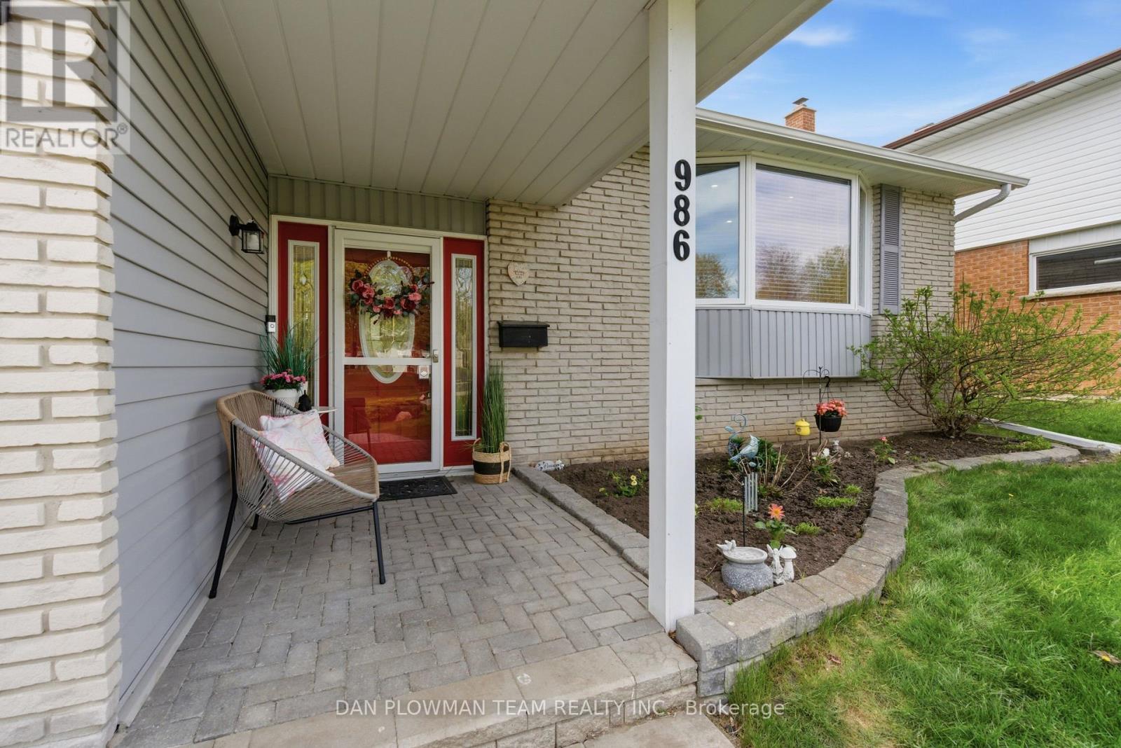986 CENTRAL PARK BOULEVARD N - 4