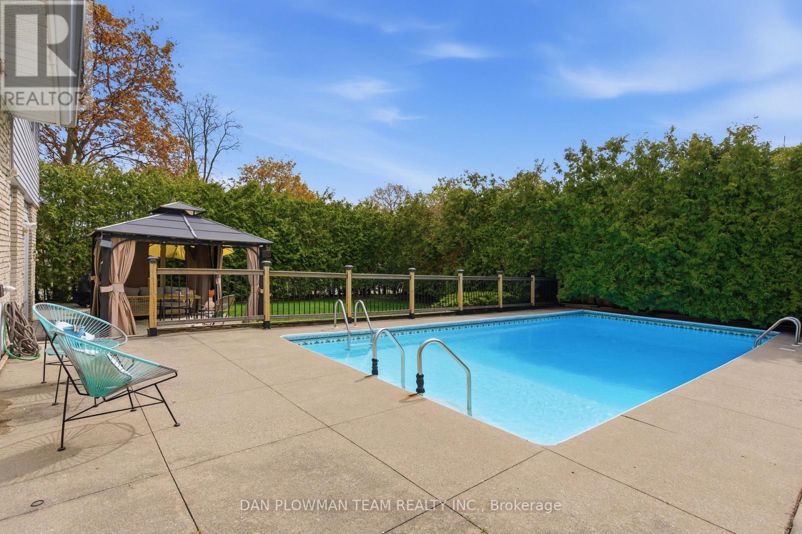 986 CENTRAL PARK BOULEVARD N - 44