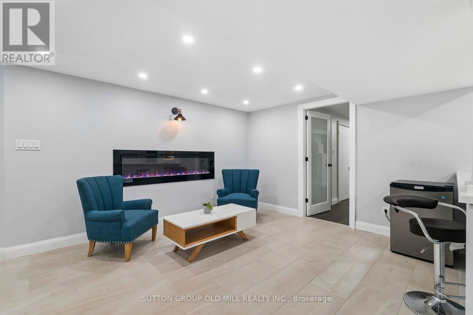 7 ROLLING MEADOW DRIVE - 33