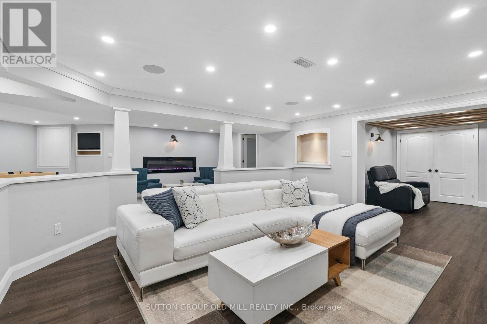 7 ROLLING MEADOW DRIVE - 32