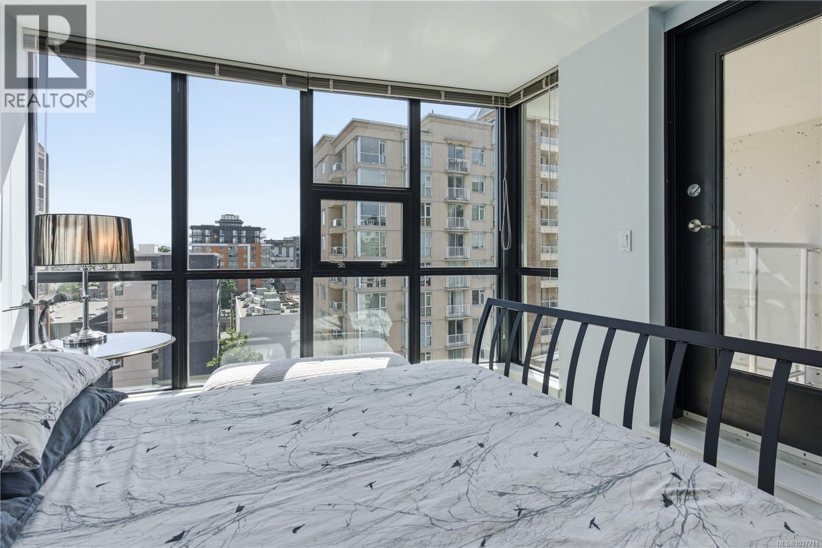 #706 860 View St - 18