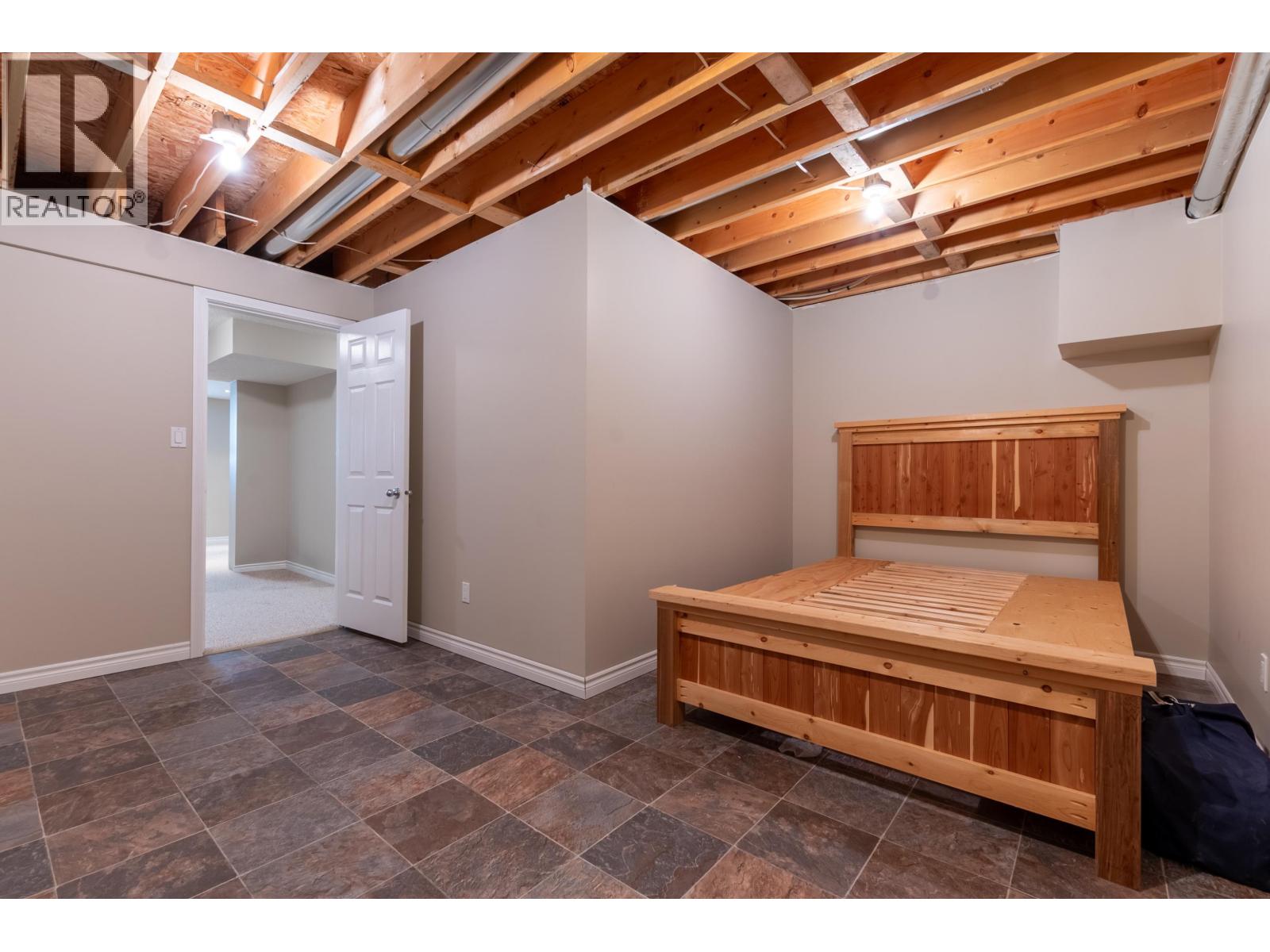 6946 CHARTWELL CRESCENT - 34