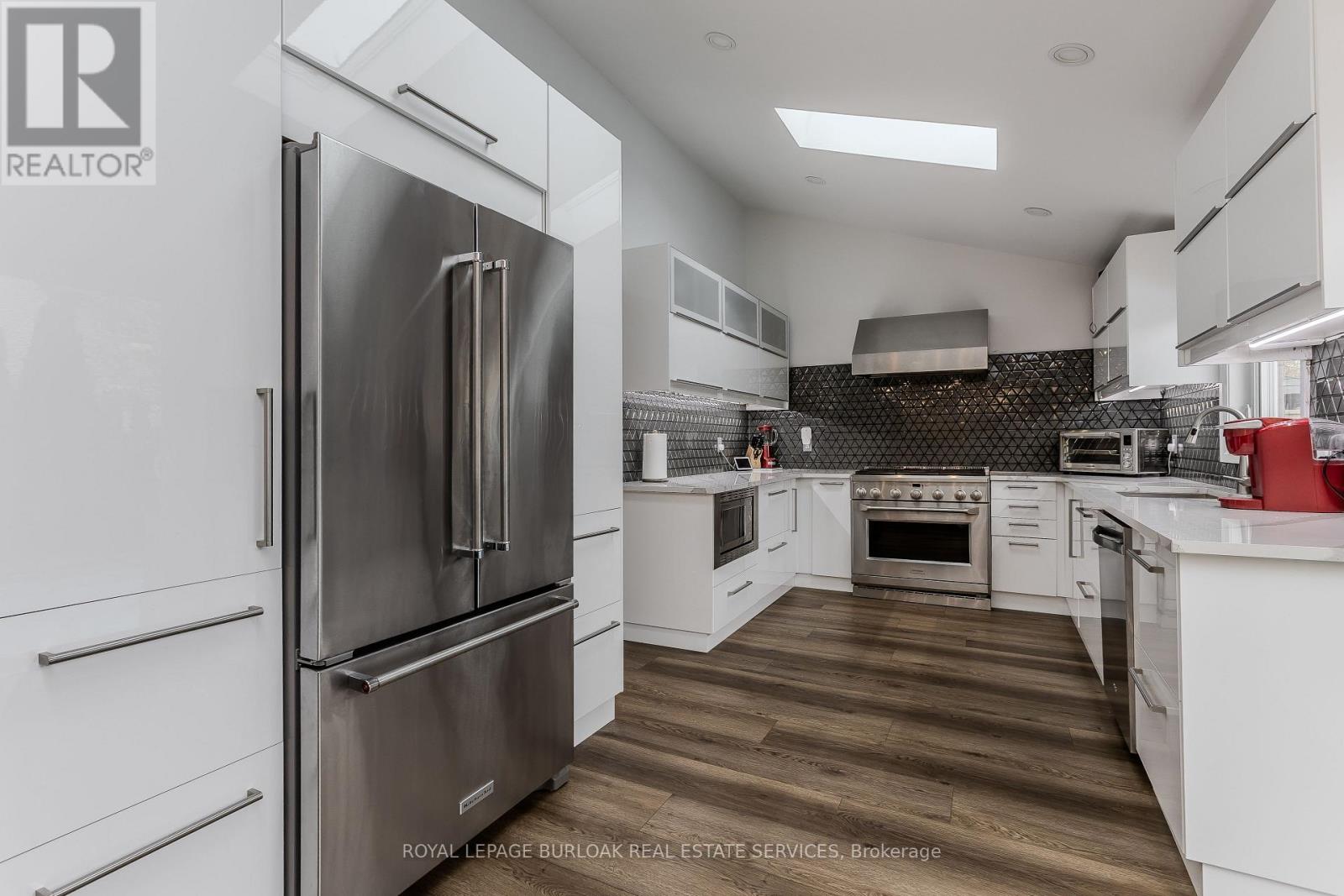 3199 DESMOND DRIVE - 8