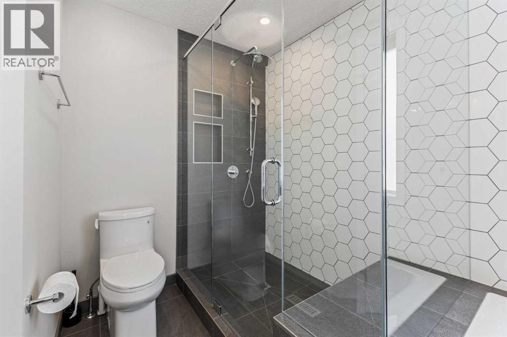 11 Simcoe Crescent SW - 30