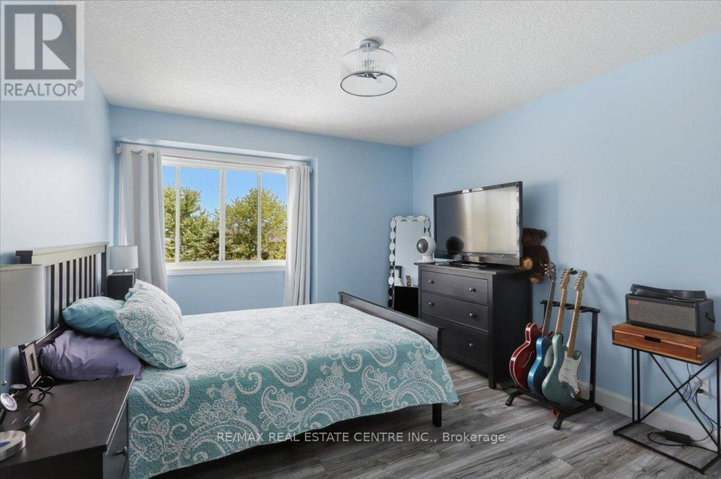 126 GOLDSCHMIDT CRESCENT - 32