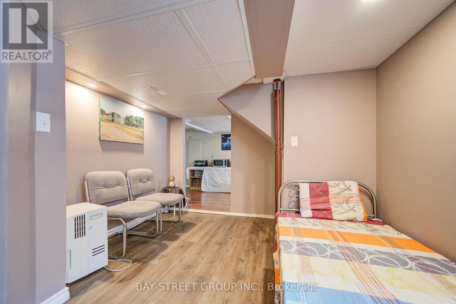 4680 EASTWOOD CRESCENT - 43