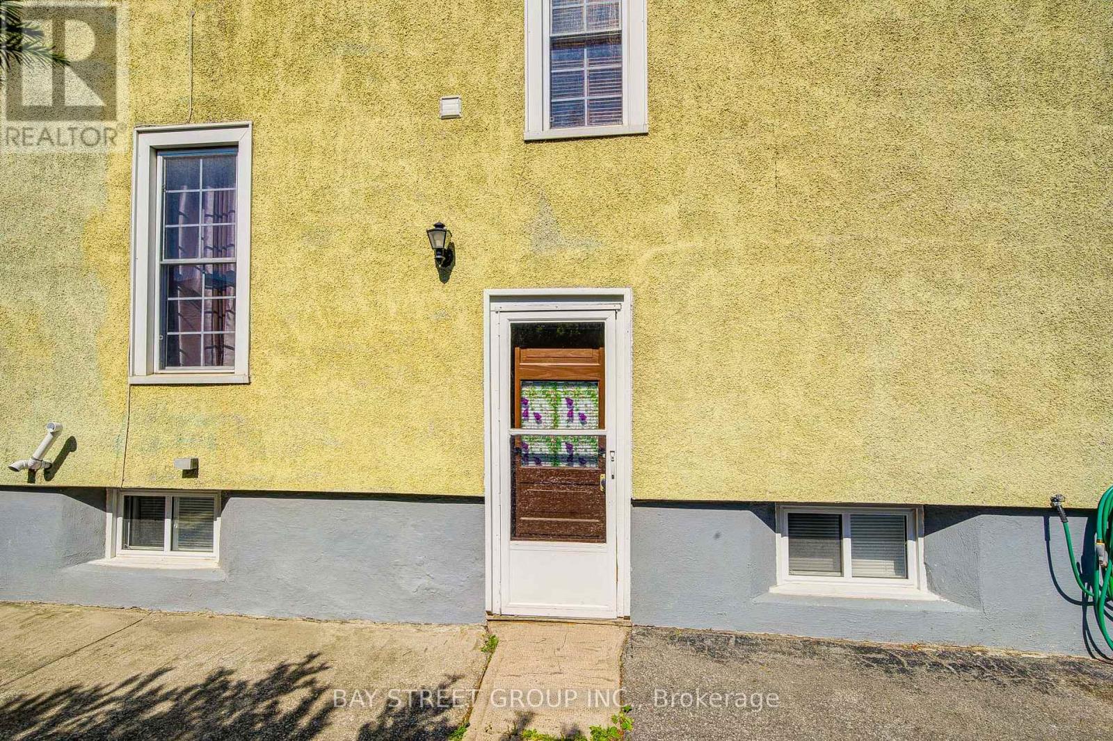 4680 EASTWOOD CRESCENT - 46