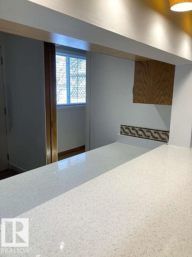15212 86 AV NW - 10