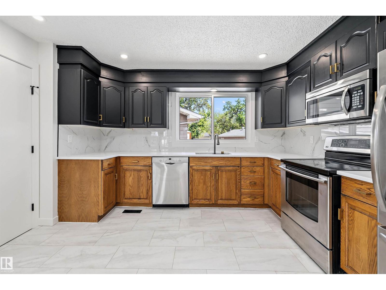 22 HURON DR — photo 18