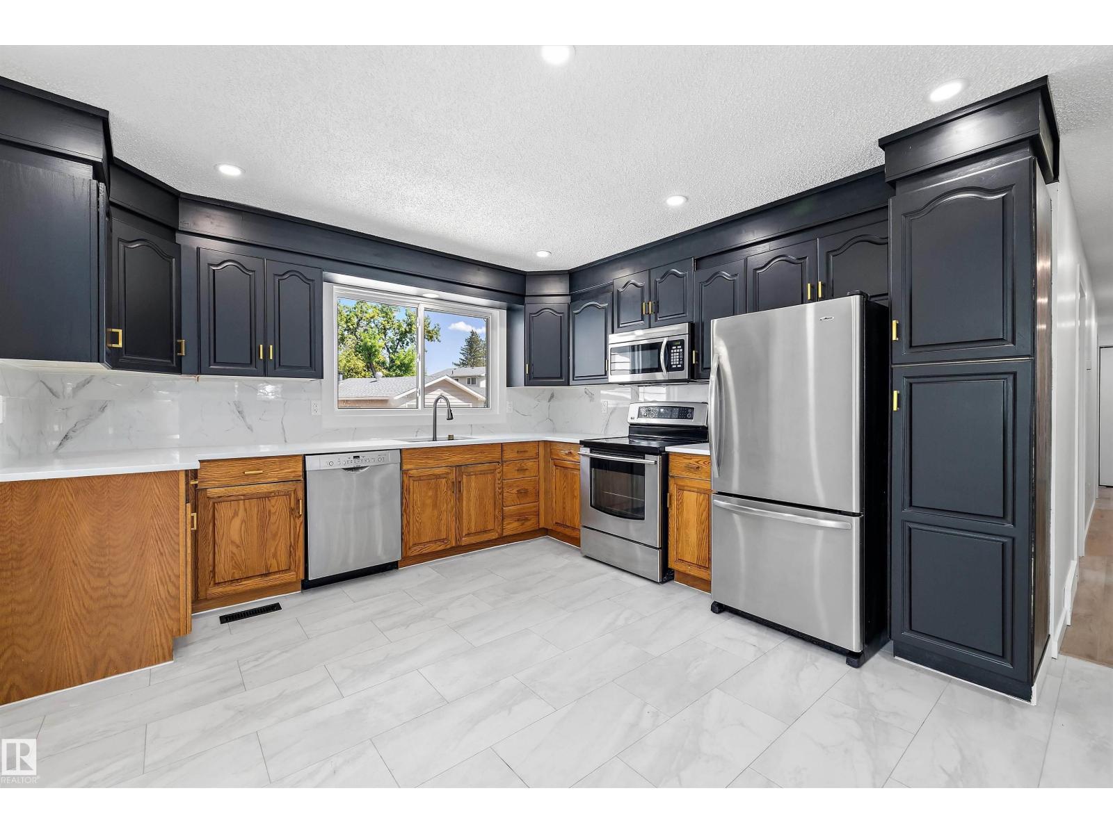 22 HURON DR — photo 17
