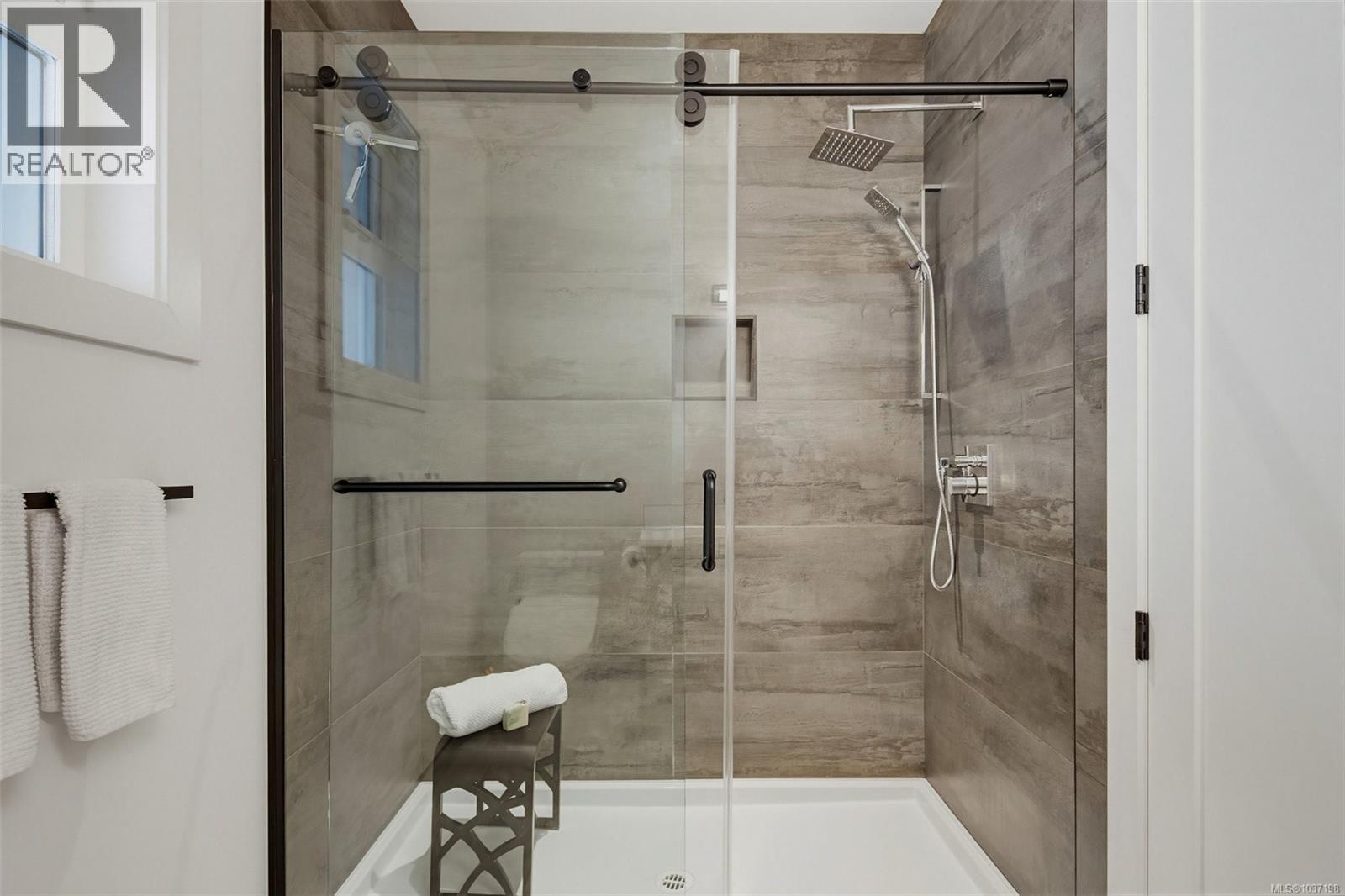 10 Hartland Ave - 38
