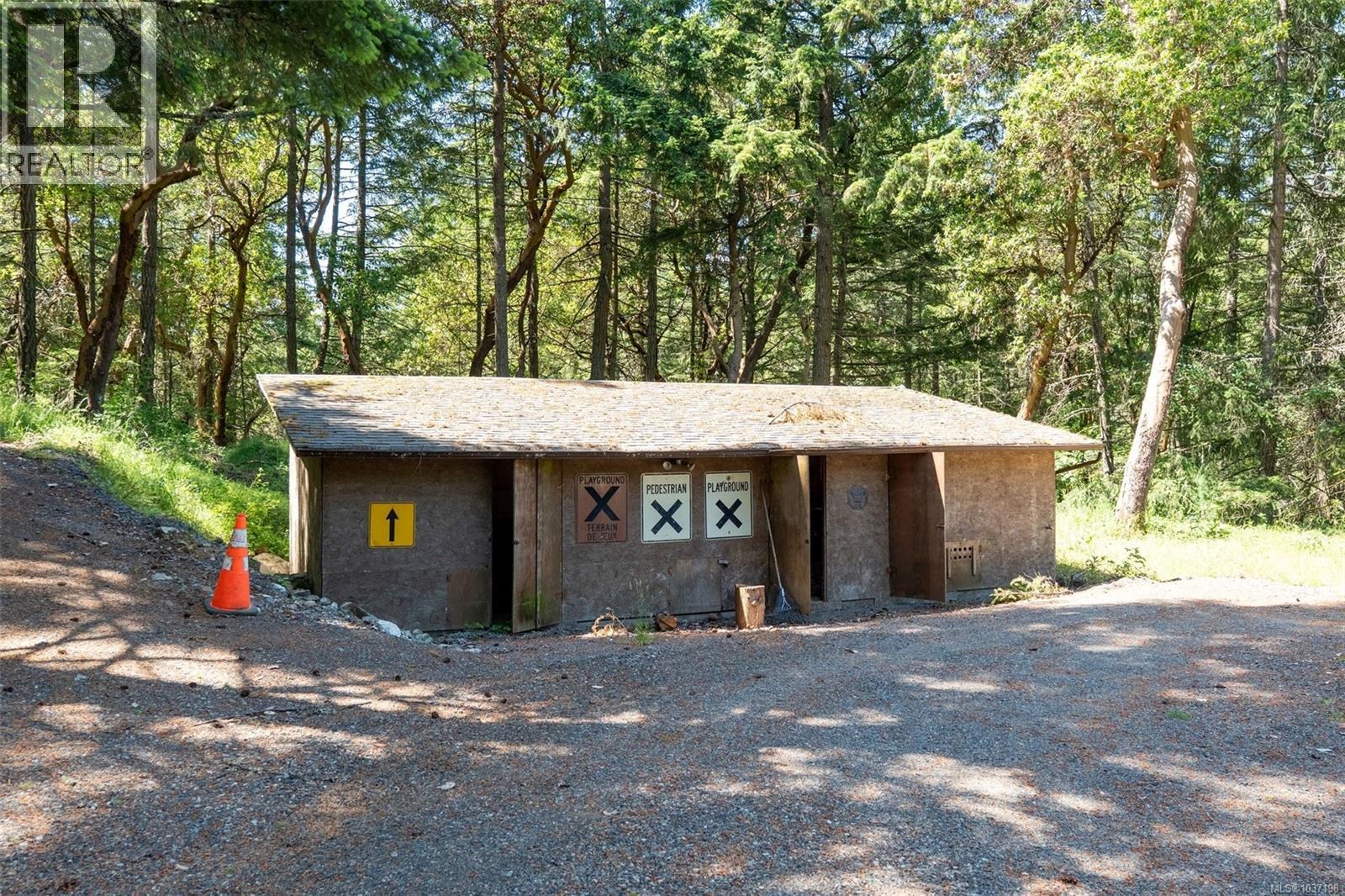 10 Hartland Ave - 70