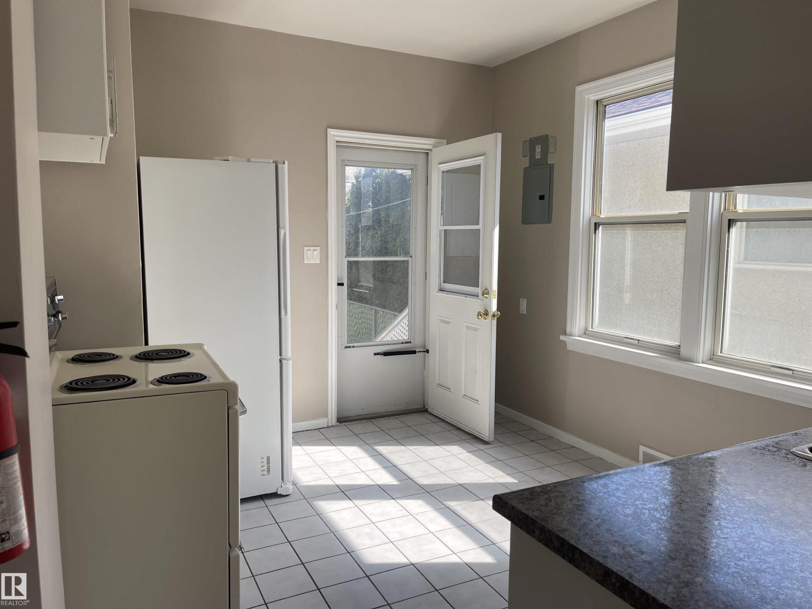 11161 96 ST NW - 4