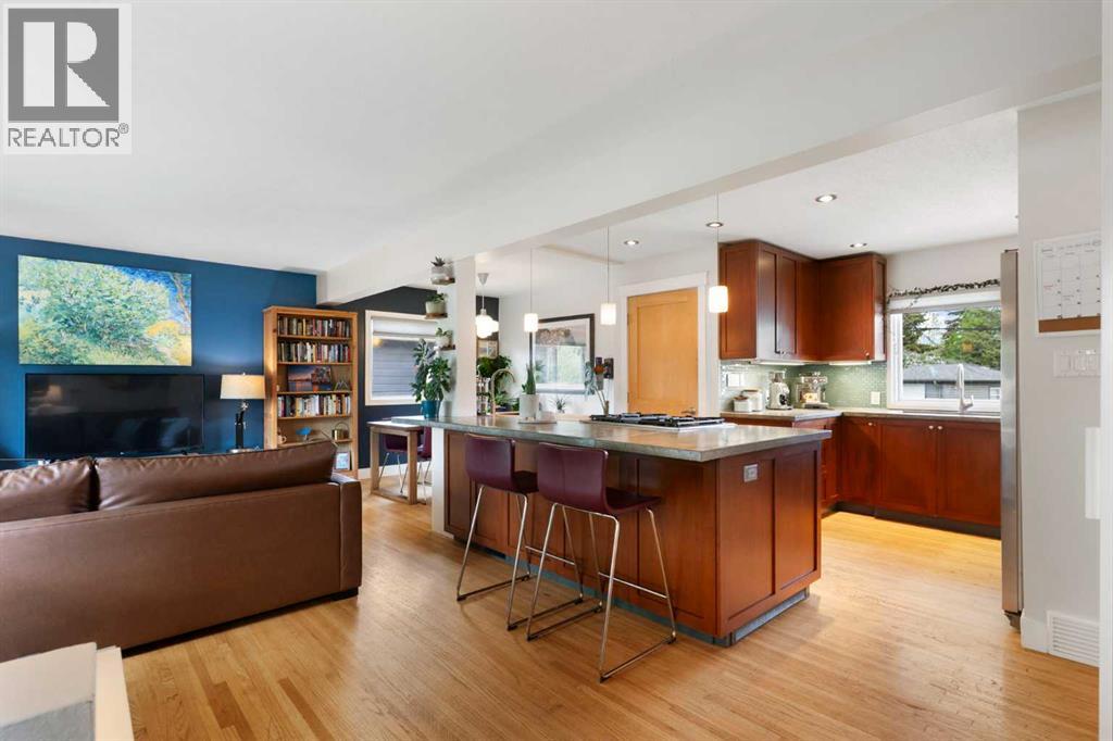 14 Montrose Crescent NE - Image 2