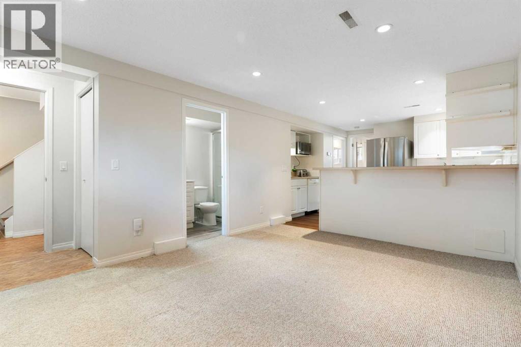 14 Montrose Crescent NE - 29