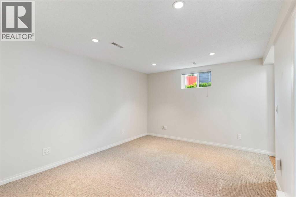 14 Montrose Crescent NE - 33
