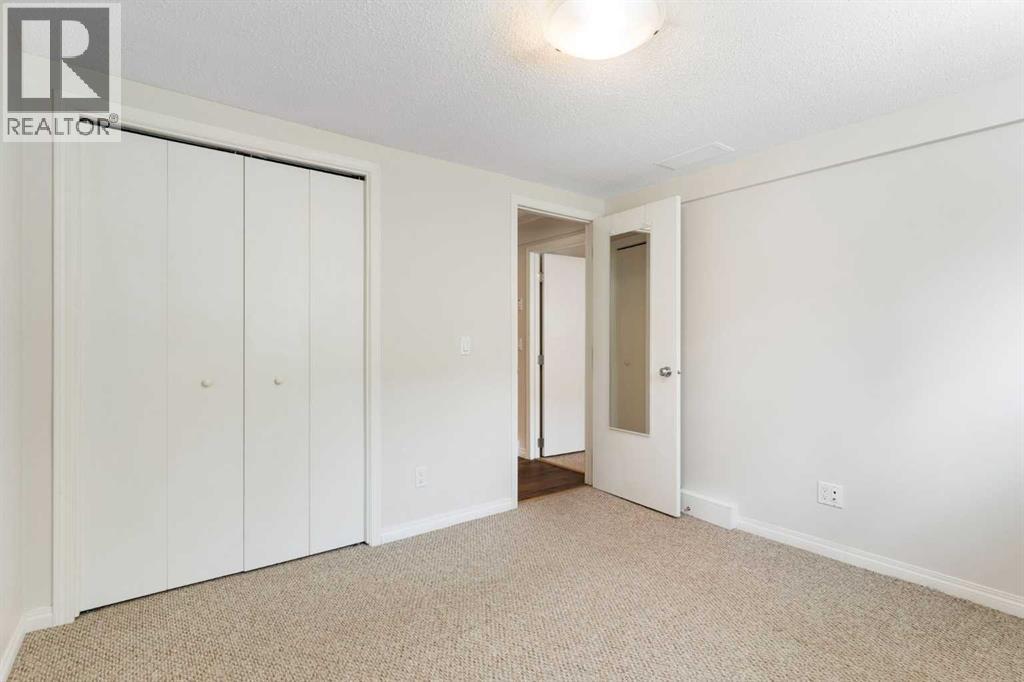 14 Montrose Crescent NE - 39