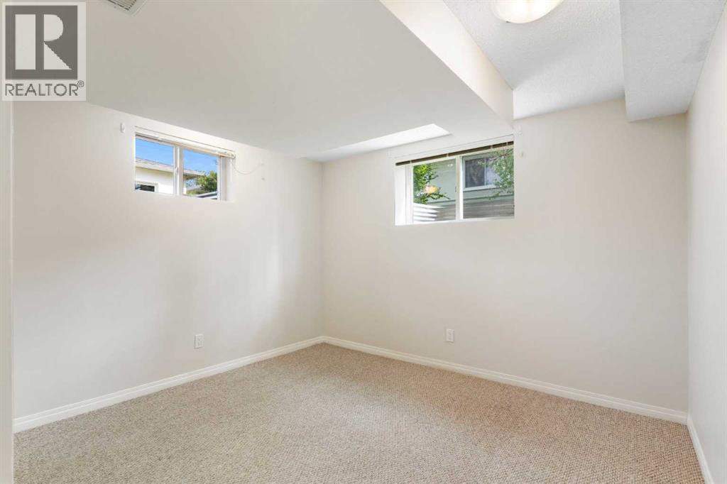 14 Montrose Crescent NE - 40