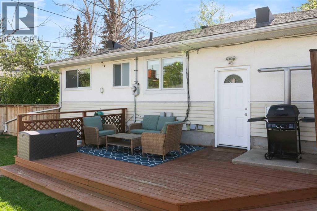 14 Montrose Crescent NE - 44
