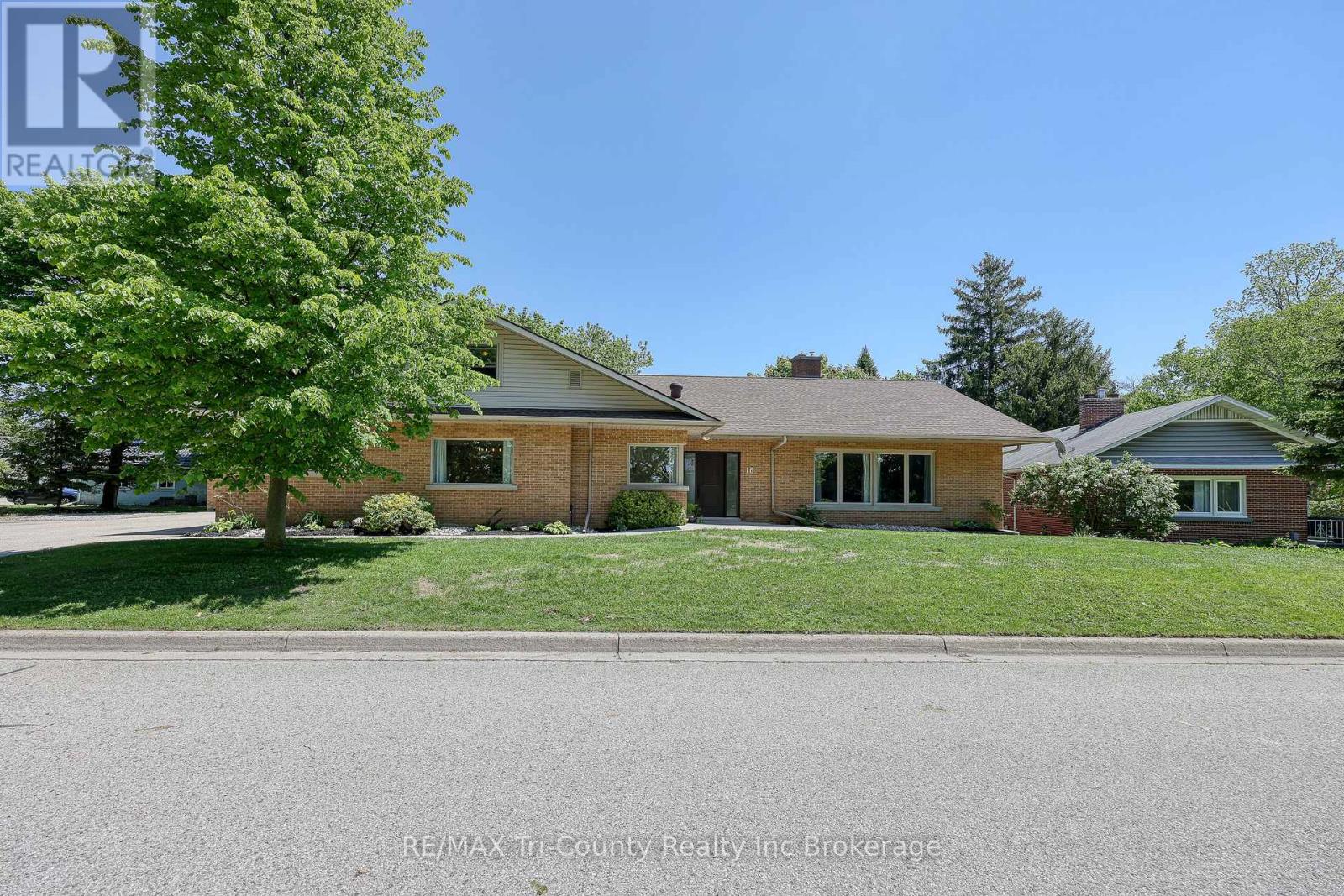 6-bedroom home for sale at 16 DELEVAN CRESCENT, Tillsonburg ON · photo 3 of 49