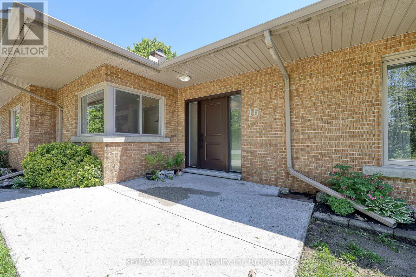 6-bedroom home for sale at 16 DELEVAN CRESCENT, Tillsonburg ON · photo 4 of 49
