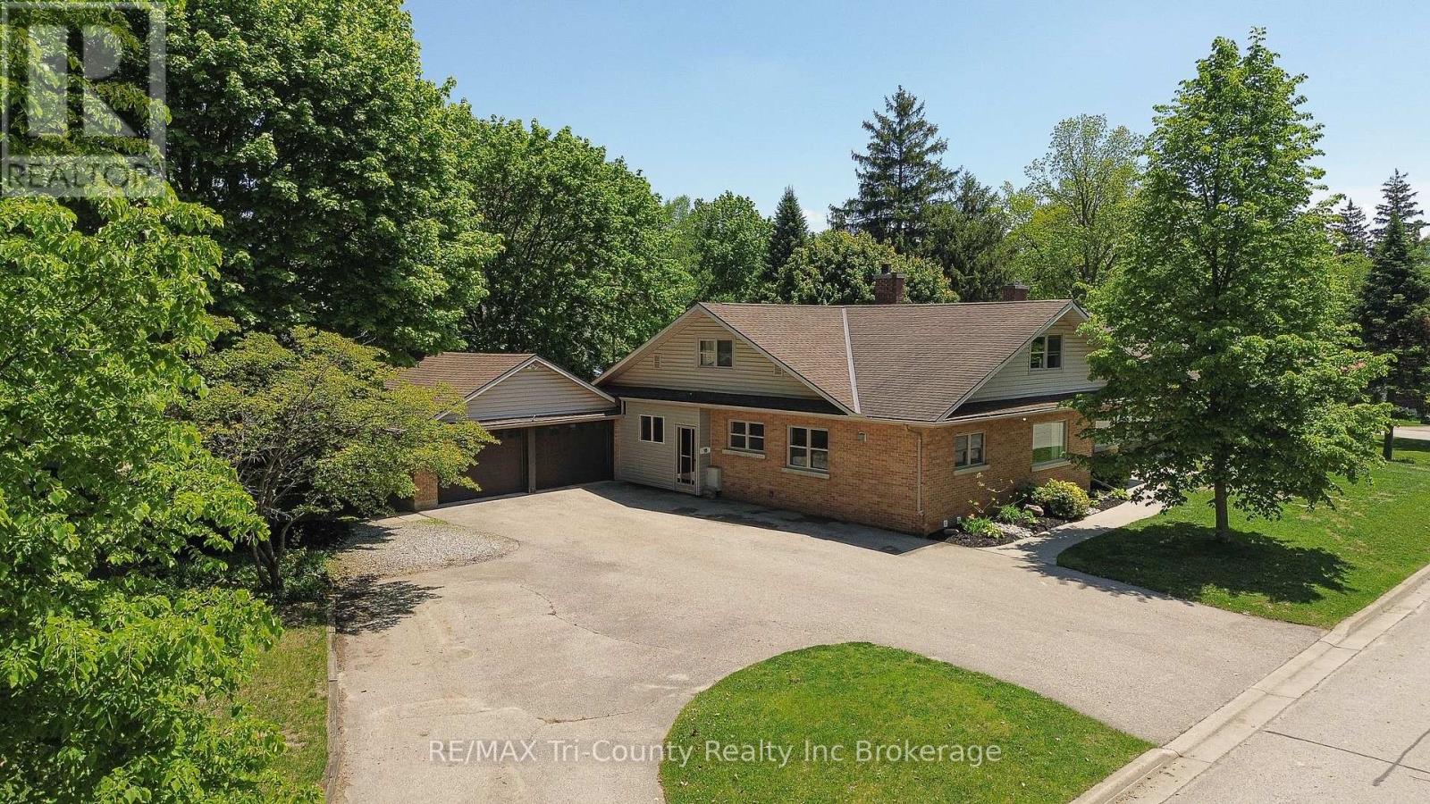 6-bedroom home for sale at 16 DELEVAN CRESCENT, Tillsonburg ON · photo 48 of 49