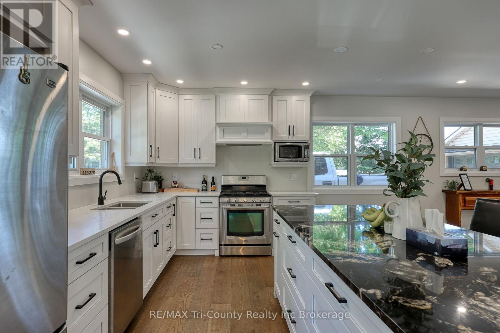 6-bedroom home for sale at 16 DELEVAN CRESCENT, Tillsonburg ON · photo 7 of 49