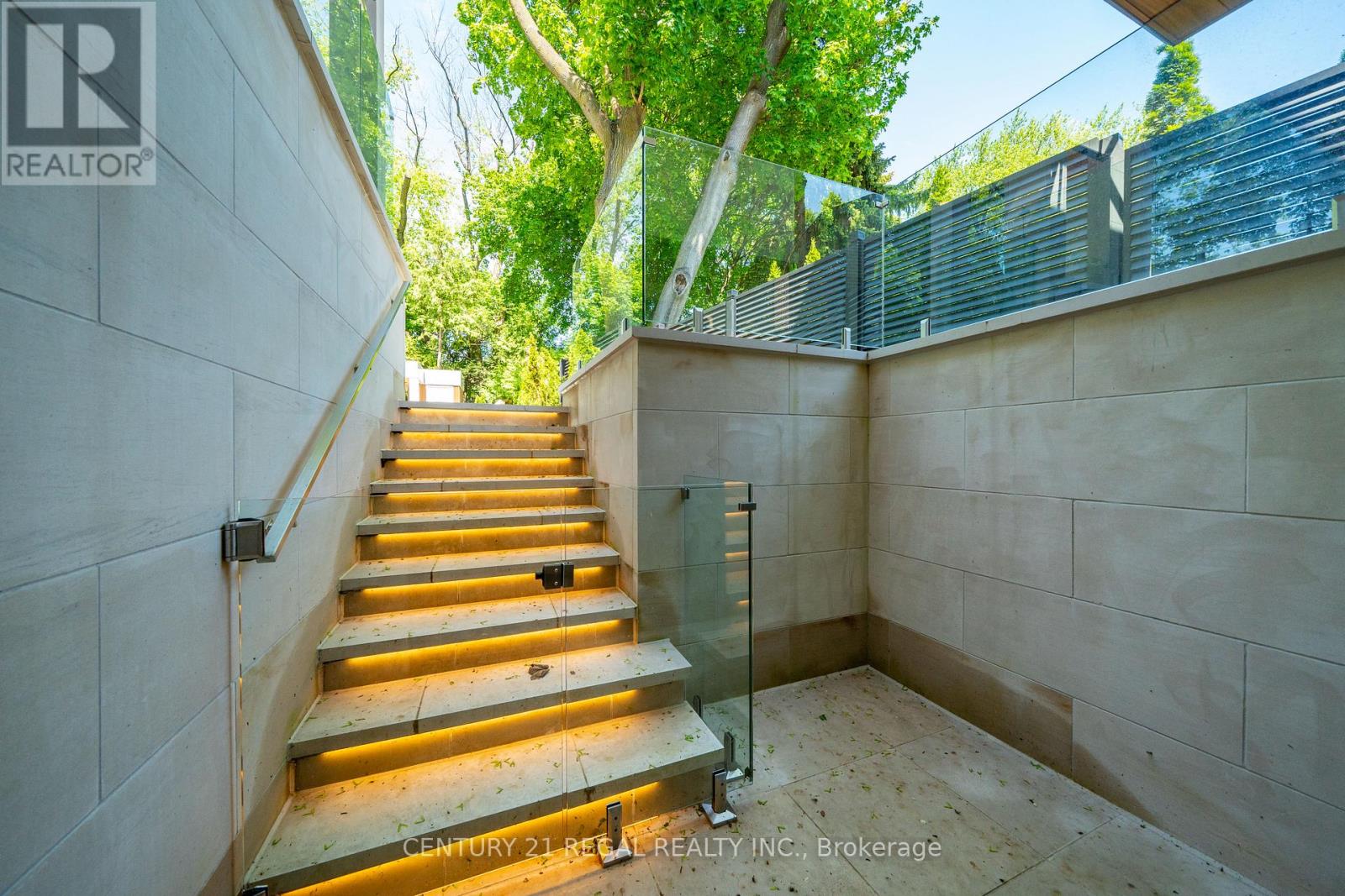 43 WANLESS CRESCENT - 41