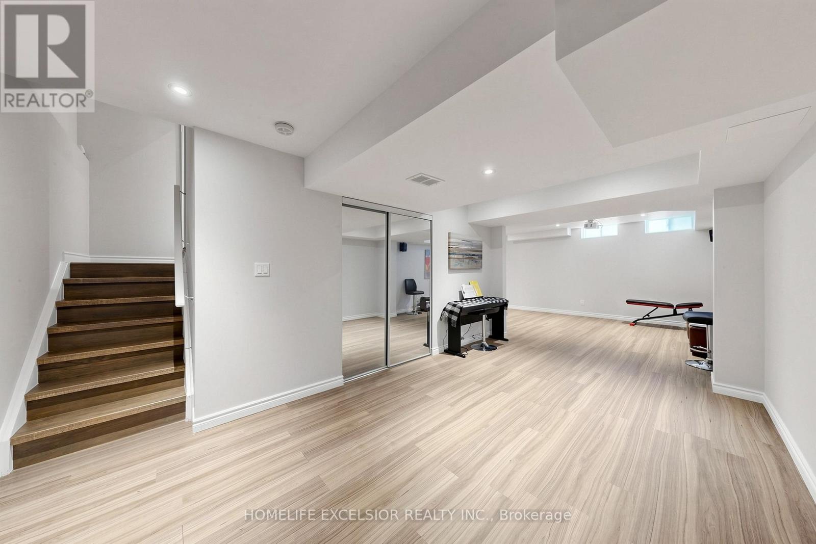 104 DARIOLE DRIVE - 36