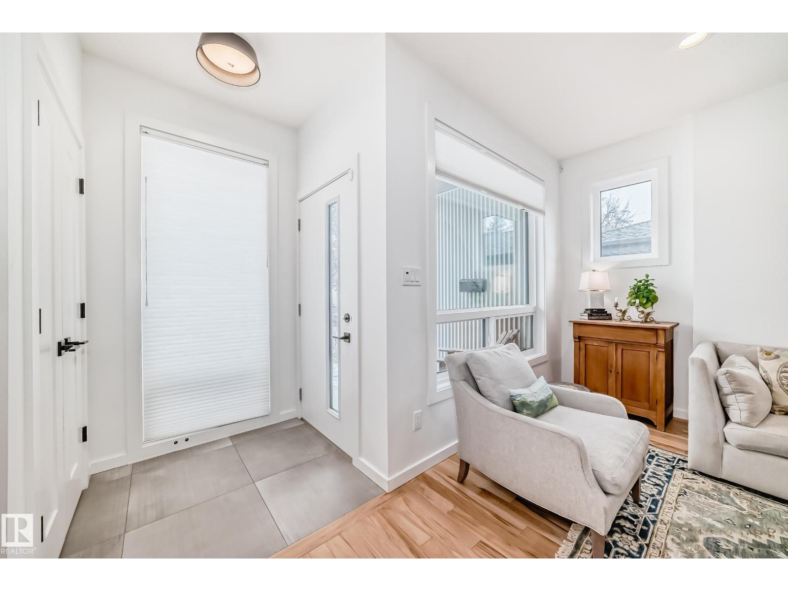 11132 125 ST NW - 4