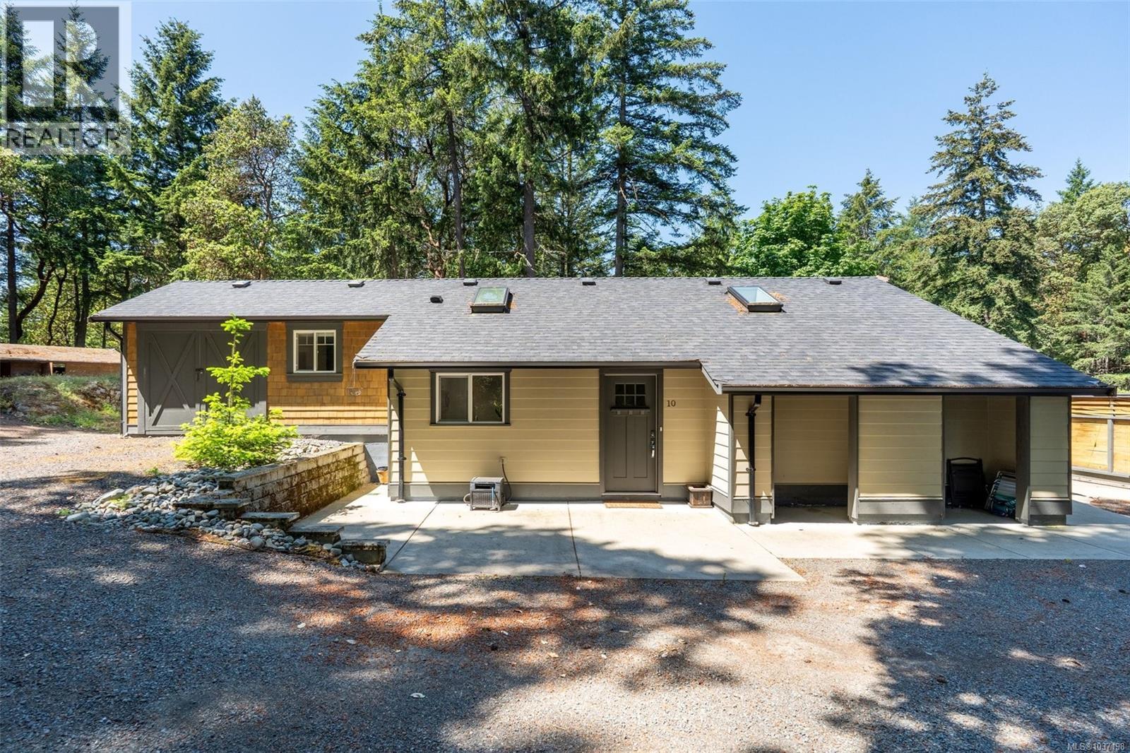  10 Hartland Avenue, Saanich